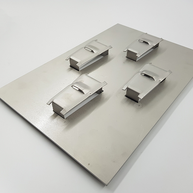 Rectangular trapezoid combined guide valve tray